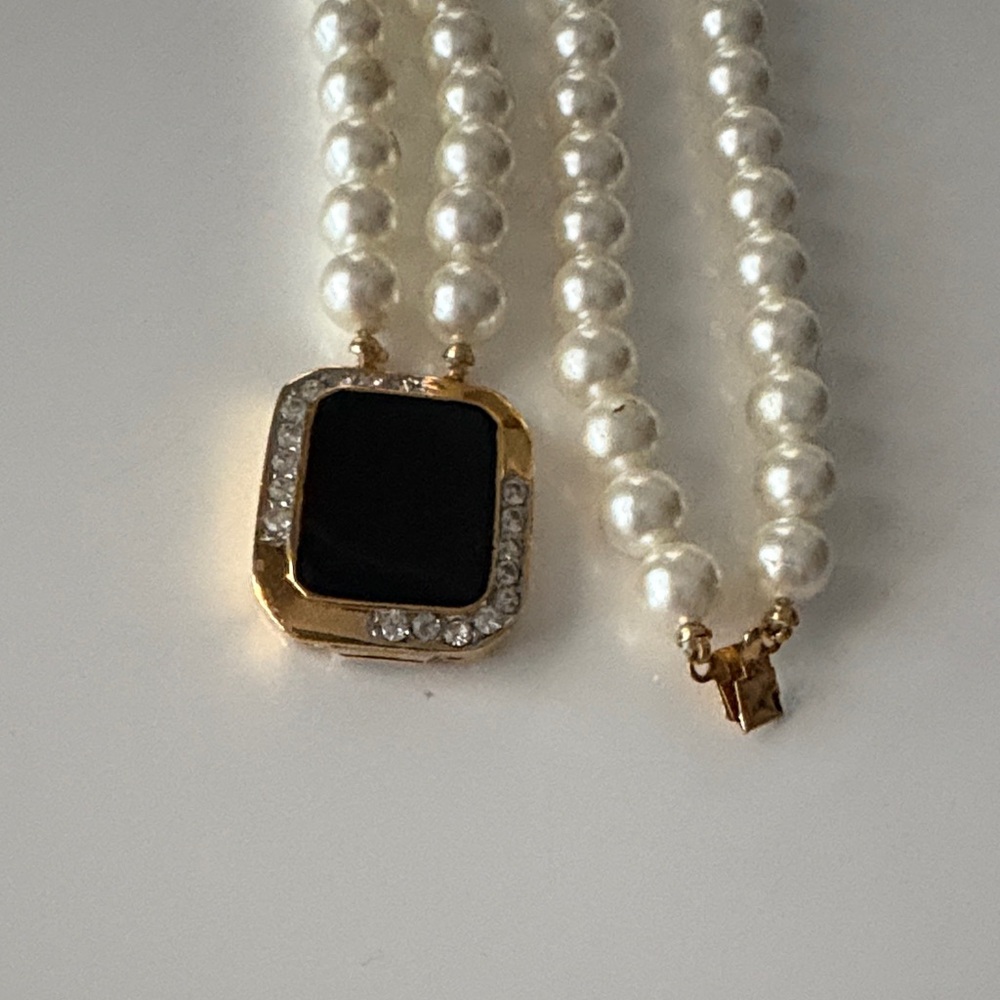Elegant Pearl Necklace with Black and Gold Accent - Picture 6 of 8